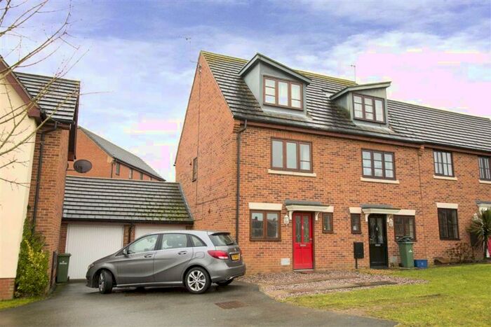 3 Bedroom Town House To Rent In Miserden Crescent, Westcroft, Milton Keynes, Buckinghamshire, MK4