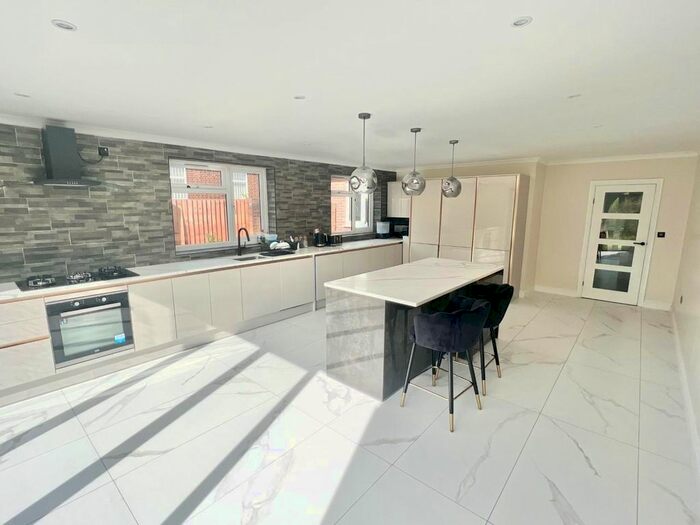 3 Bedroom Detached House To Rent In Yardley Wood Road, Moseley, Birmingham, B13
