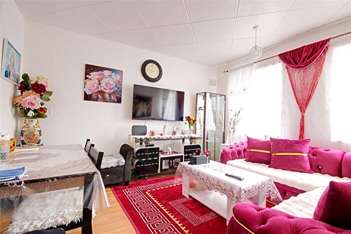 1 Bedroom Semi-Detached House To Rent In St. Martins Close, Enfield, EN1