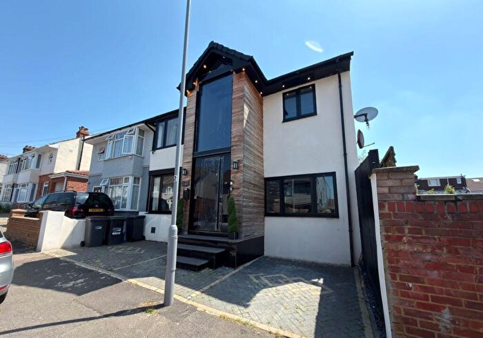 6 Bedroom Semi Detached House For Sale In Medina Road, Luton, Bedfordshire, LU4