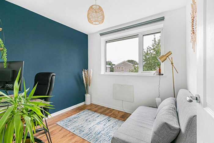 2 Bedroom Flat For Sale In Chertsey Road, Addlestone, Surrey, KT15