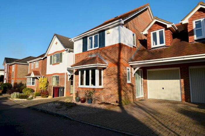 3 Bedroom Link Detached House To Rent In Springfield Mews, Emmer Green, Reading, RG4