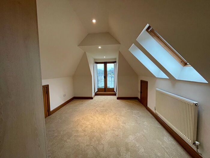 Bungalow To Rent In Thames Side, Staines, TW18