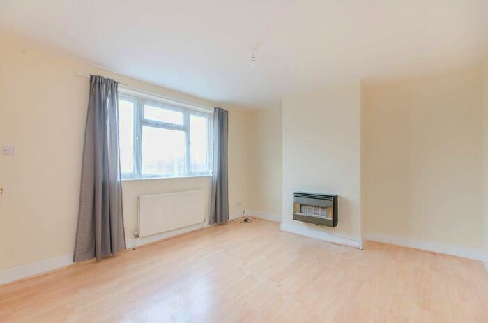 3 Bedroom Property To Rent In New Close, Mitcham, London, SW19