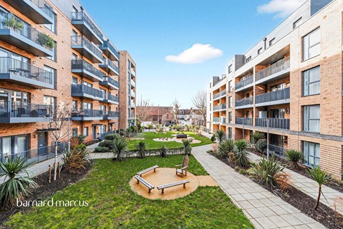 2 Bedroom Apartment For Sale In Powdermill Close, New Malden, KT3