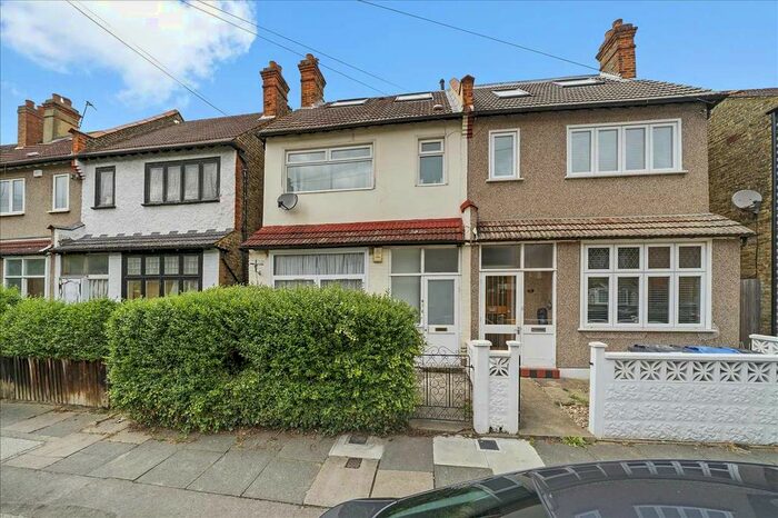 3 Bedroom Flat To Rent In Devonshire Road, Colliers Wood, London, SW19