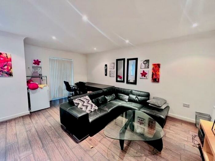 4 Bedroom House To Rent In Schuster Road, Manchester, M14