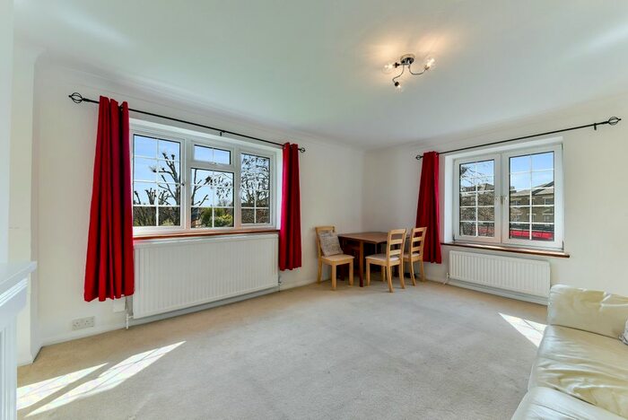 2 Bedroom Flat To Rent In College Court, The Mall, Ealing, W5