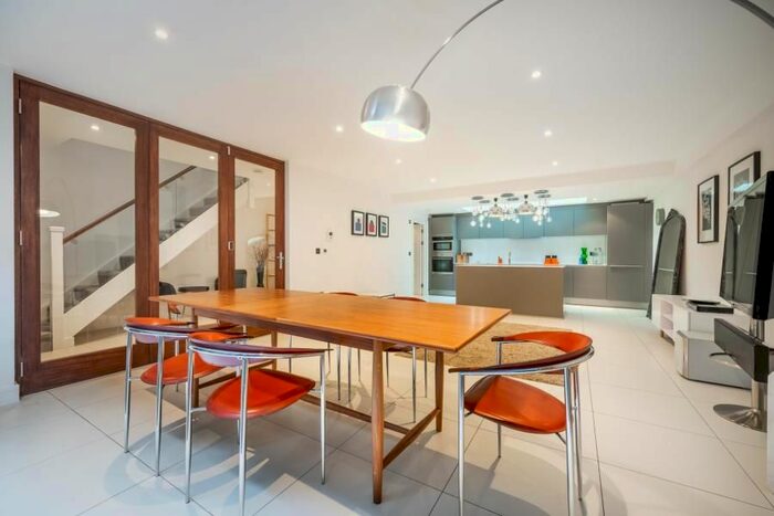 3 Bedroom Property To Rent In Whittlebury Mews West, London, NW1