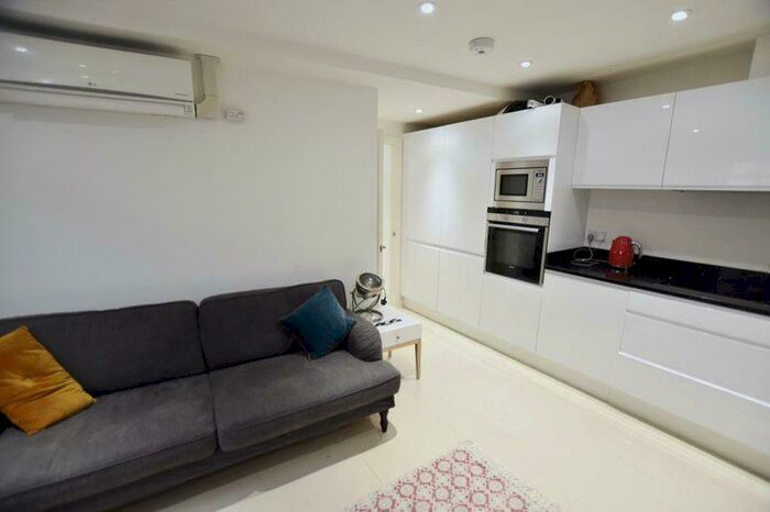 1 Bedroom Flat To Rent In Maple Road, Surbiton, KT6