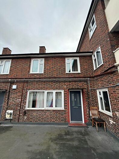 2 Bedroom Maisonette For Sale In Moree Way, Edmonton, N18