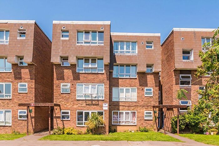 1 Bedroom Flat For Sale In Stourton Avenue, Hanworth, TW13