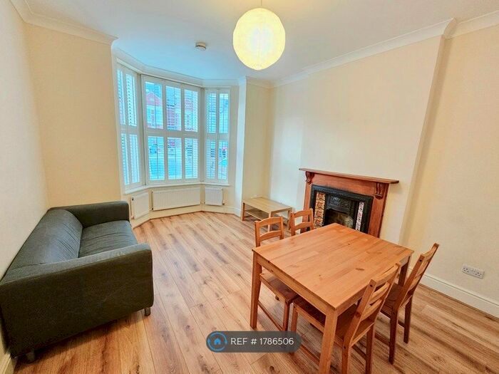 2 Bedroom Flat To Rent In Gleneagle Road, London, SW16