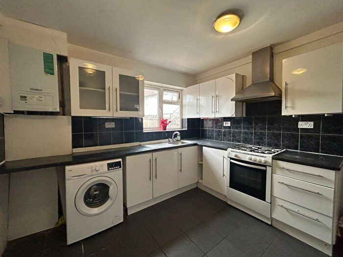 3 Bedroom Semi Detached House To Rent In New Malden, KT3