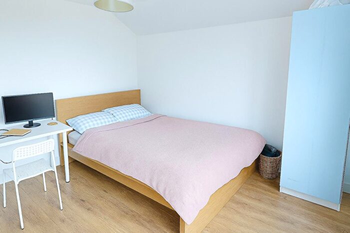 2 Bedroom Flat To Rent In Longley Road, London, SW17