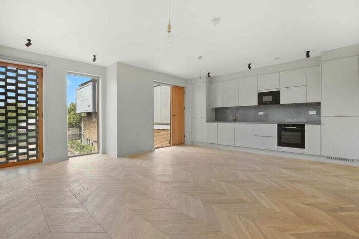 2 Bedroom Flat To Rent In Spire Mews, London, N4