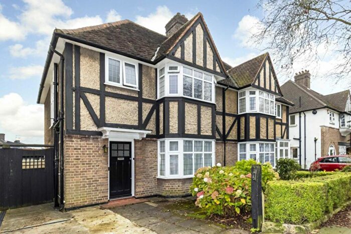 3 Bedroom Semi-Detached House To Rent In Willow Way, Finchley, N3