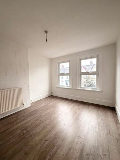 3 Bedroom Flat To Rent In Sirdar Road, London, N22