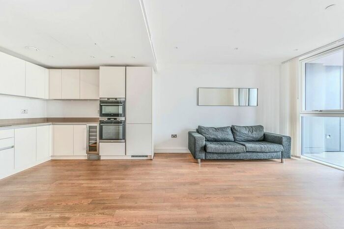 2 Bedroom Flat To Rent In Wandsworth Road, Vauxhall, London, SW8