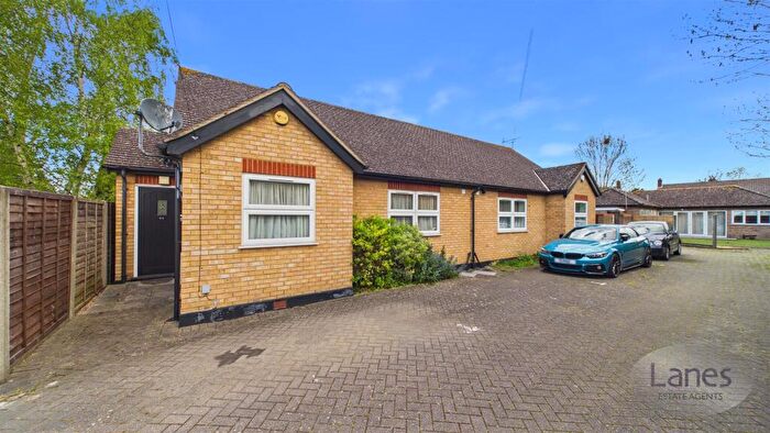 1 Bedroom Semi-Detached Bungalow For Sale In Flamstead End Road, Cheshunt, EN8