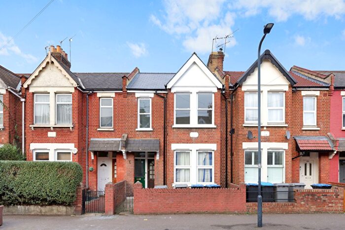 3 Bedroom Flat To Rent In Deacon Road, London, NW2