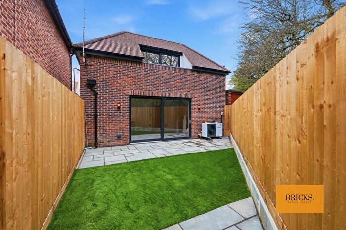 2 Bedroom Detached House For Sale In Forest Drive, Woodford Green, IG8