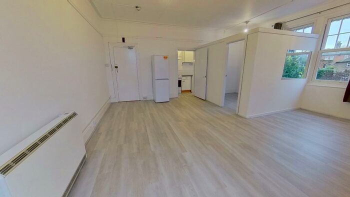 Flat To Rent In Clandon Road, Guildford, GU1