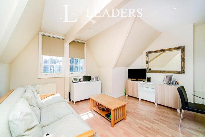 1 Bedroom Flat To Rent In Sackville Gardens, Top Floor Flat, Hove, BN3