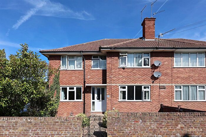 2 Bedroom Maisonette For Sale In Press Road, Uxbridge, UB8
