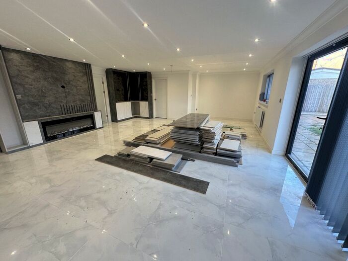 5 Bedroom Detached House To Rent In West Way, Heston, Hounslow, Greater London, TW5