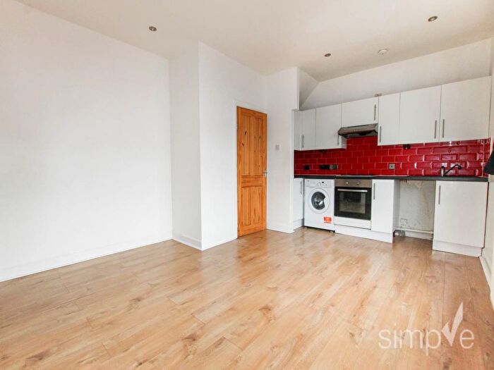 3 Bedroom Flat To Rent In Station Road, Hayes, Middlesex, UB3