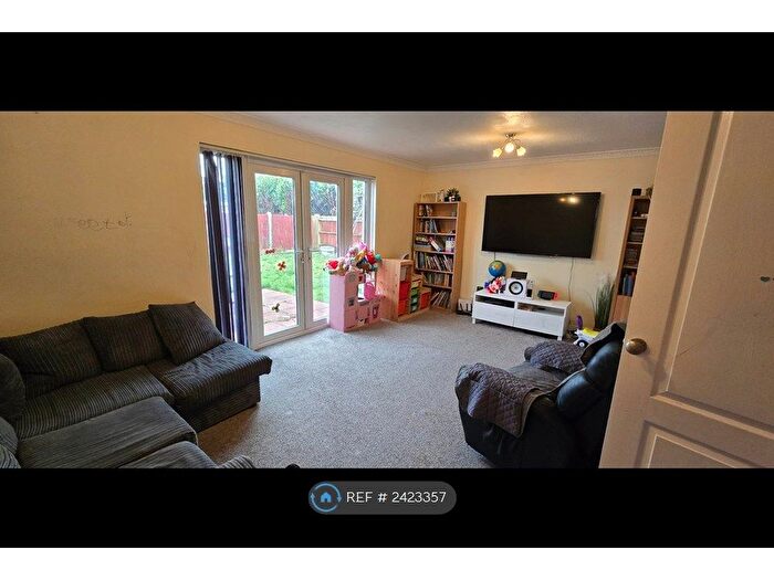 4 Bedroom Semi-Detached House To Rent In Kingsley Close, Reading, RG2