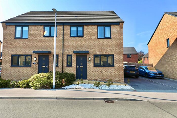 3 Bedroom Semi-Detached House For Sale In Gypsy Moth Lane, Kingswood, Hull, HU7