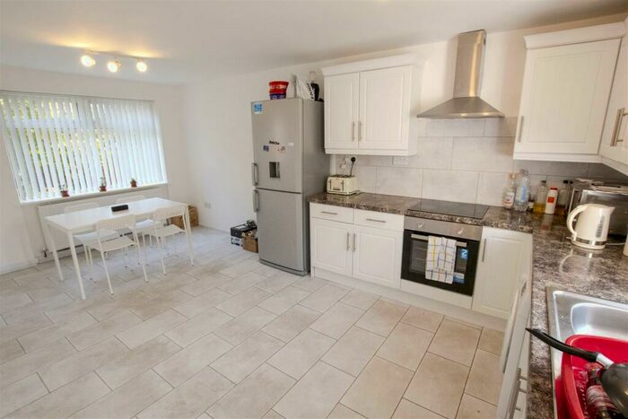 4 Bedroom House To Rent In Leahurst Crescent, Birmingham, B17