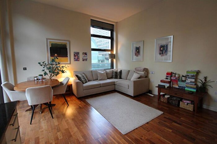 2 Bedroom Apartment To Rent In Discovery Dock West, Canary Wharf, E14