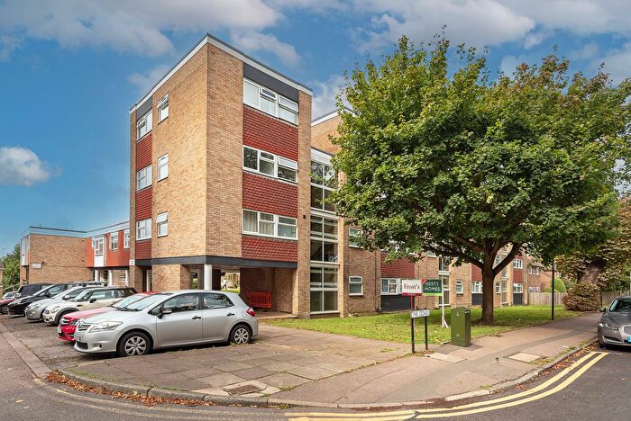 1 Bedroom Flat To Rent In The Cedars, Milton Road, Harpenden, Hertfordshire, AL5