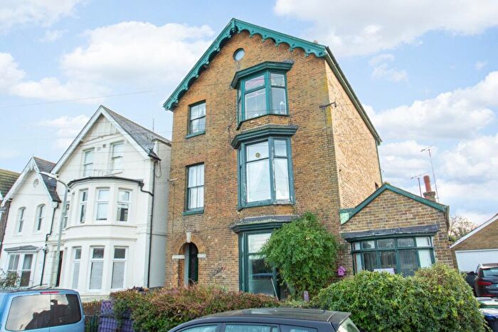 2 Bedroom Flat To Rent In West Cliff, Whitstable, Kent, CT5