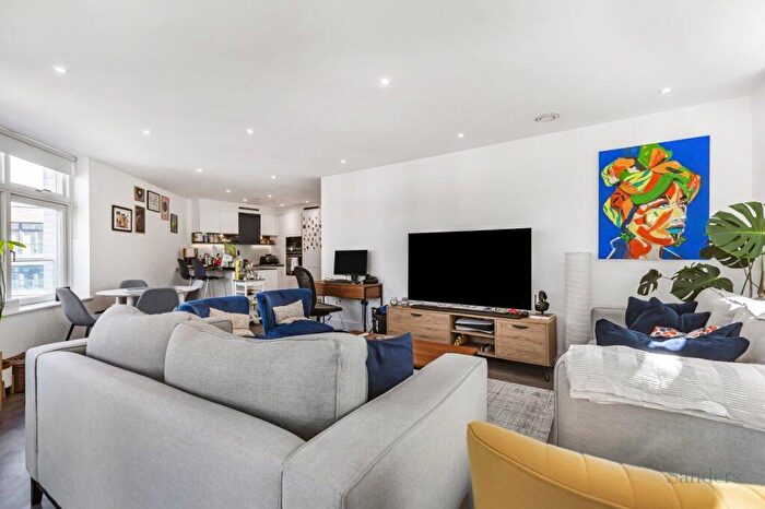 2 Bedroom Flat To Rent In Sterling Way, Islington, London, N7