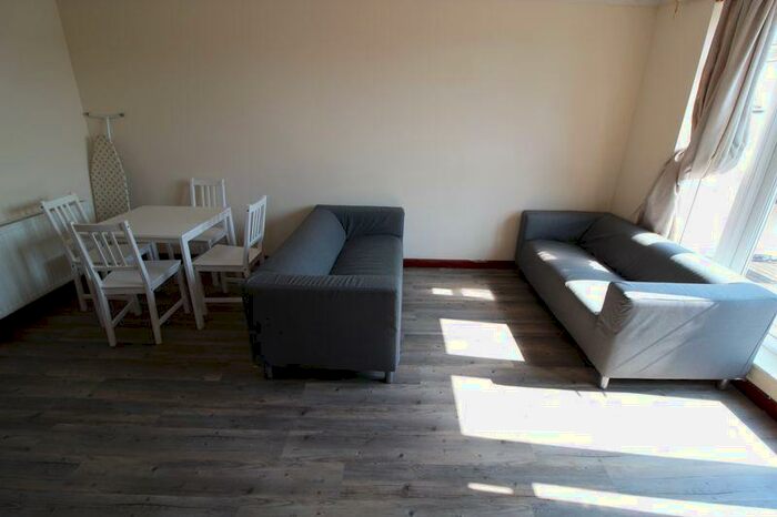 4 Bedroom Flat To Rent In Available September - Bedroom Student Flat - Brassey Road Winton, BH9