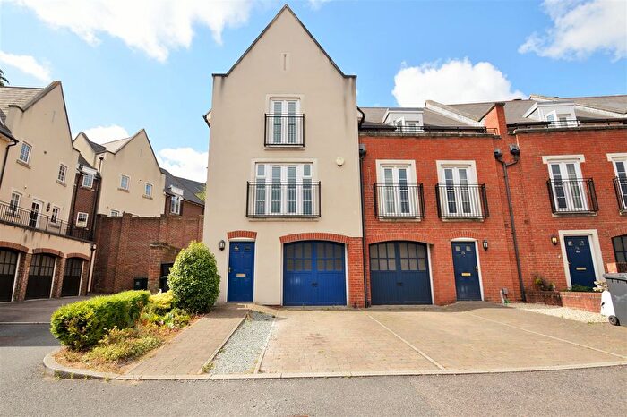 4 Bedroom Town House To Rent In College Place, Greenhithe, DA9