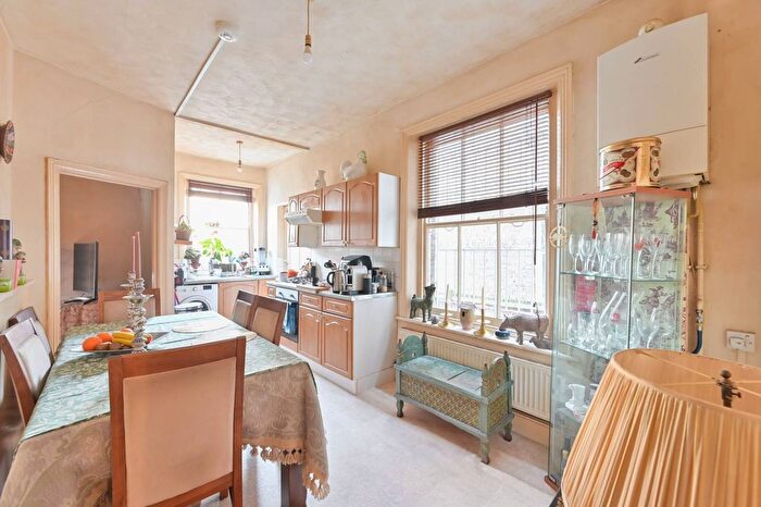 2 Bedroom Flat To Rent In Mowll Street, Oval, London, SW9