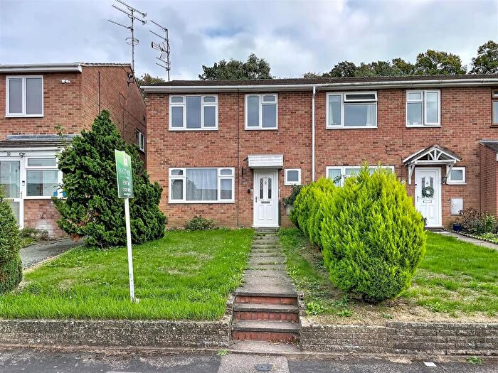 3 Bedroom Terraced House For Sale In Redfern Avenue, Kenilworth, CV8