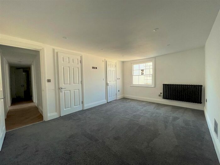 3 Bedroom Flat To Rent In Clarence Yard, Brighton, BN1