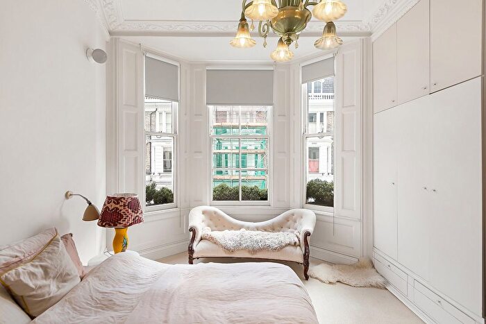 3 Bedroom Flat To Rent In Stafford Terrace, Kensington, W8