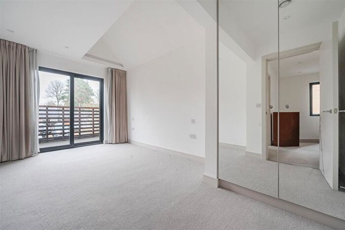 4 Bedroom Detached House For Sale In New Wokingham Road, Crowthorne, Berkshire, RG45