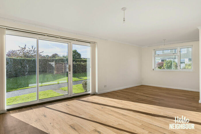 3 Bedroom Maisonette To Rent In Windsor Close, Guildford, GU2