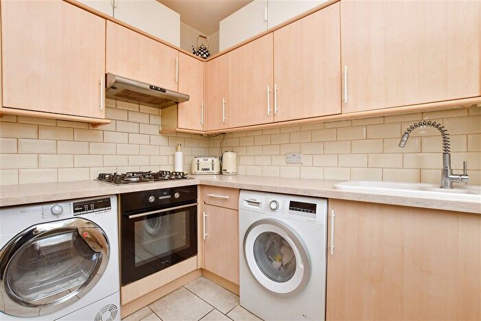 3 Bedroom Flat For Sale In Blenheim Crescent, South Croydon, Surrey, CR2