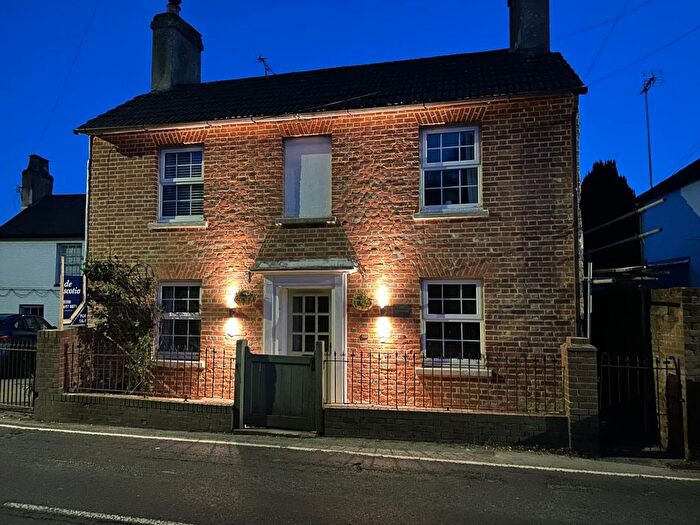 3 Bedroom Detached House For Sale In Tonbridge Road, Wateringbury, ME18