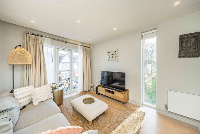2 Bedroom Flat For Sale In Valley Road, Streatham, SW16