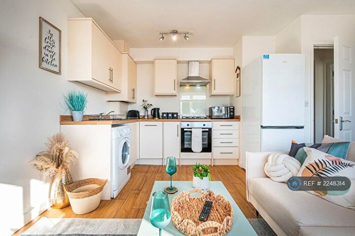 3 Bedroom Flat To Rent In Newcastle Road, Reading, RG2